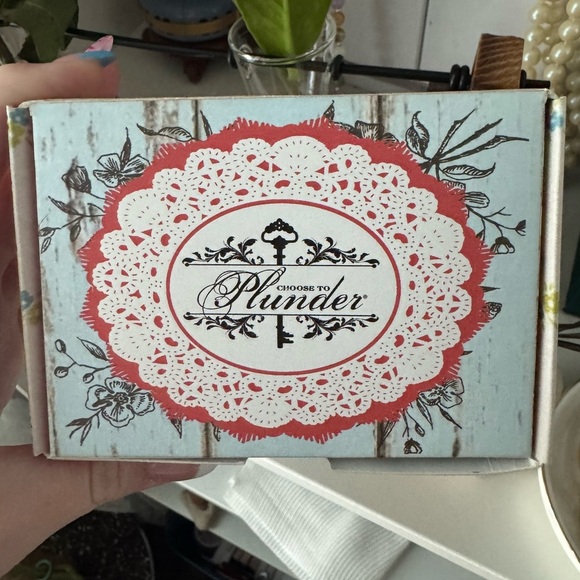 Plunder Silver Vintage Charm 

Comes with Plunder Box - Picture 3 of 4